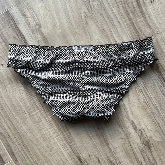 VS 'The Ruffle' Cheeky Bikini Bottom {black/white} - Picture 5 of 5